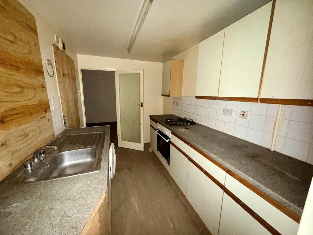 Lot: 123 - TERRACED HOUSE FOR REFURBISHMENT - Kitchen